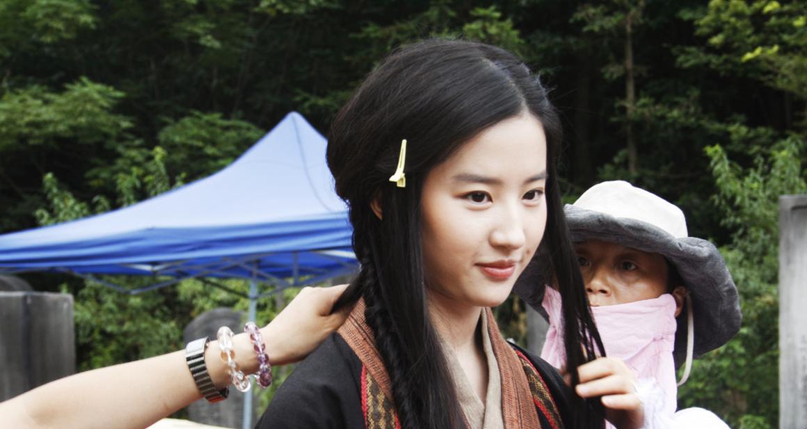 刘亦菲|刘亦菲端咖啡抱偶像，成就自己的名场面，没优雅的神仙姐姐很可爱