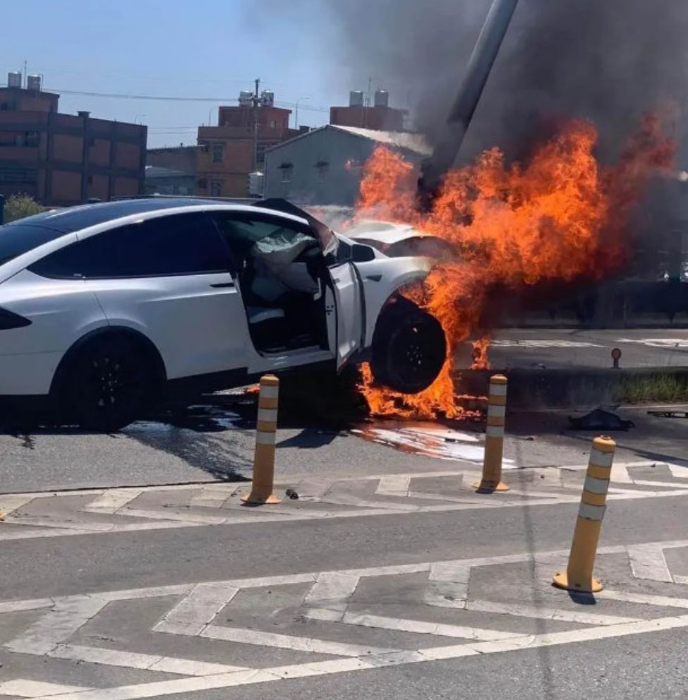 林志颖|林志颖父子发生车祸被群众救出后，车辆瞬间燃起大火，其多处受伤