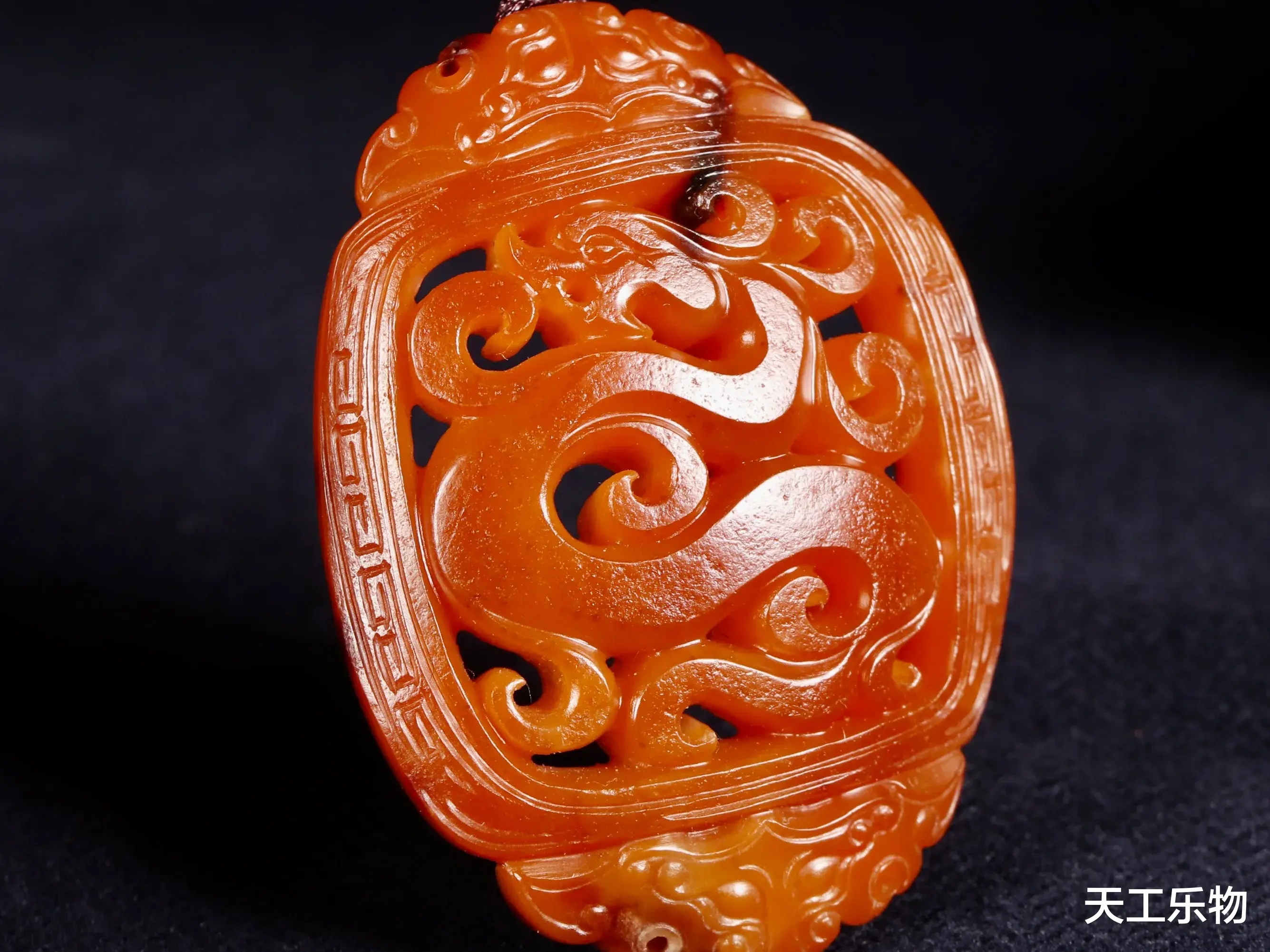 雕刻|十个红沁九个皮！为何和田籽料“仿古龙”的雕刻会留皮不留玉？