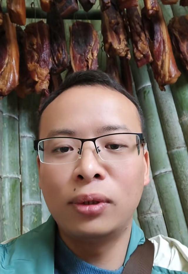 张家界新郎直播惹争议,表情淡定带货农副产品,网友质疑是炒作