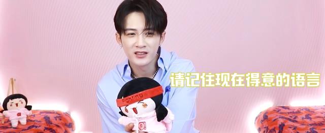 檀健次|檀健次被拿来跟金世佳对比，几句话的回答，连记者都佩服他的情商