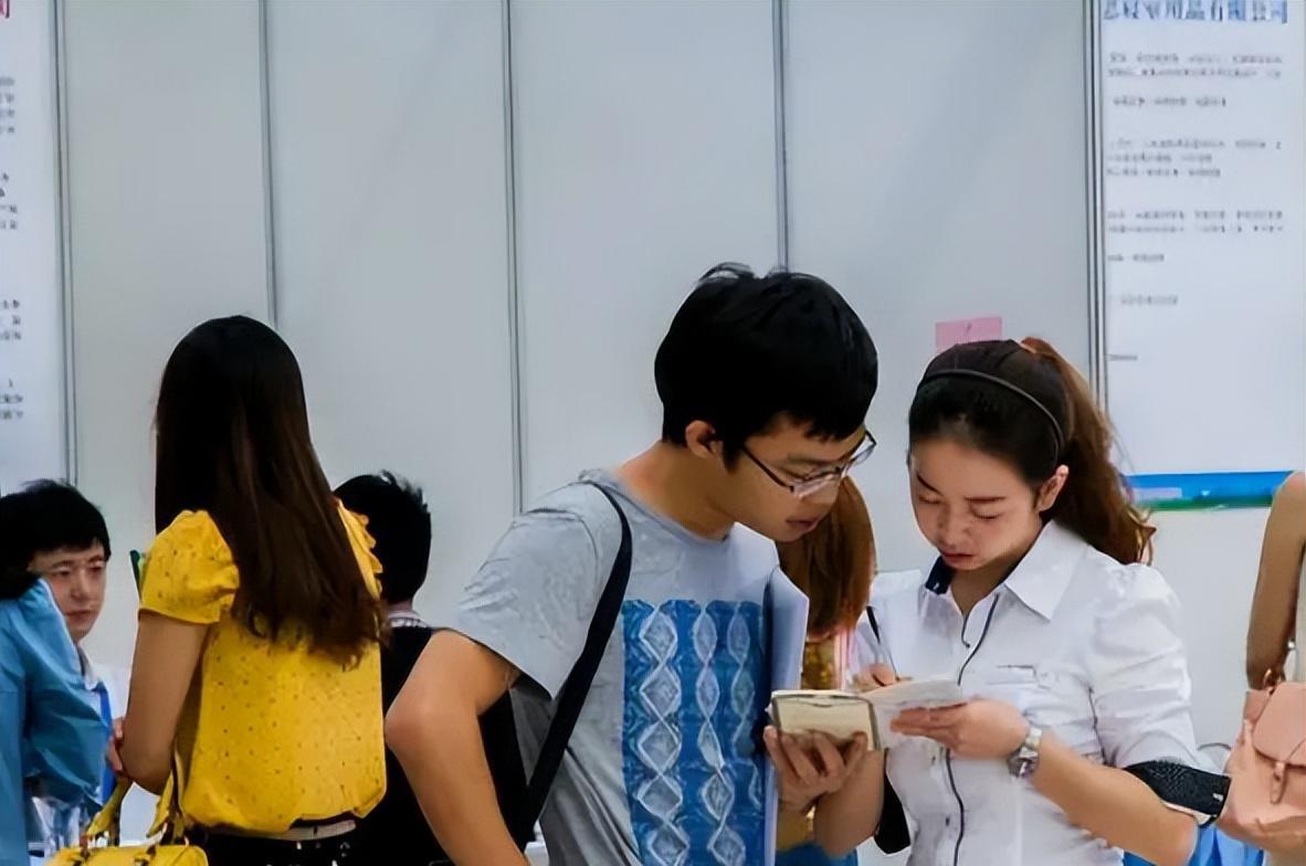 教师|本科毕业后幸福感较强的职业，教师未上榜，榜首让家长也满意