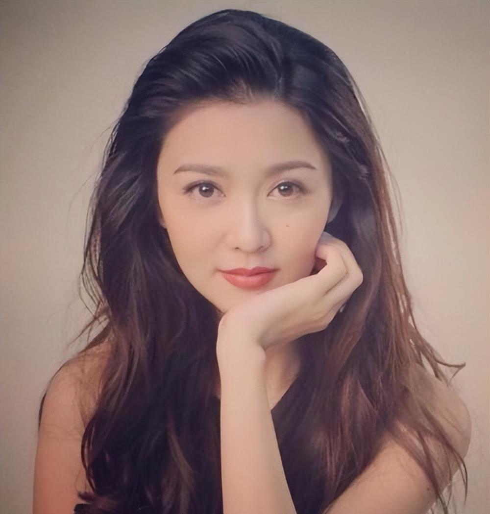 薛凯琪 薛凯琪也有少女感，也甜美，还是香港最后的甜妹儿，她的甜何来？