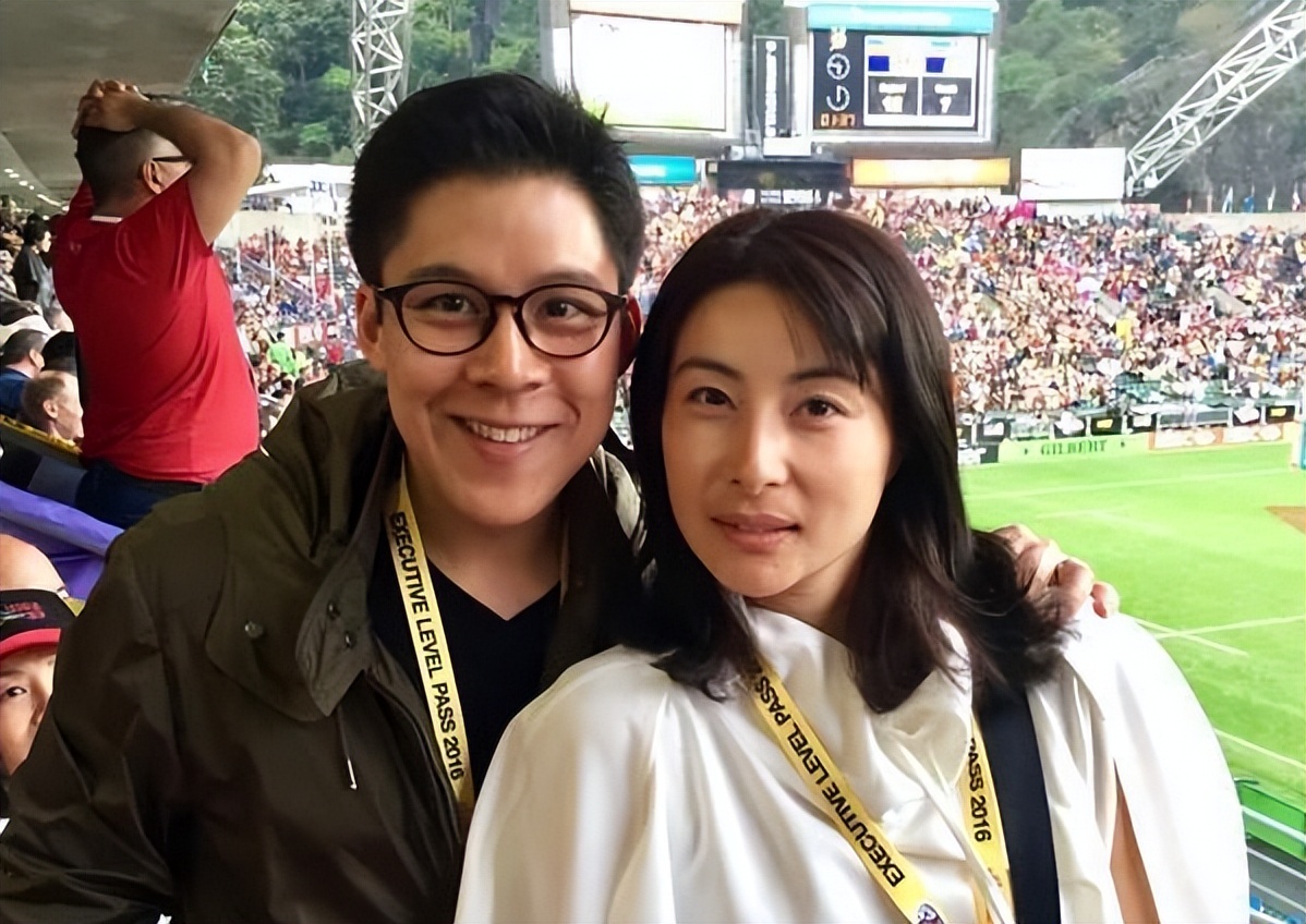 |霍启刚送花为晶晶庆祝母亲节,三个孩子围着妈妈递礼物,幸福洋溢