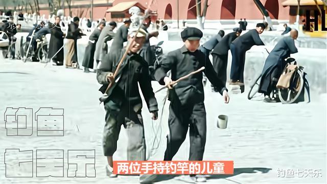 北京市|73年前珍贵影像:老北京钓鱼人挤在护城河两岸,用竹制鱼竿垂钓