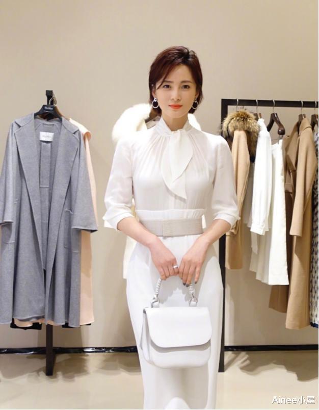 衬衫 蒋勤勤的“花瓶”身材好撩人,白衬衫配高腰裙,短发清爽还挺减龄