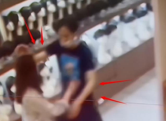 周立铭|偷拍洗澡、痴迷黑人，8月才几天，贵圈的“妖魔鬼怪”就现形了