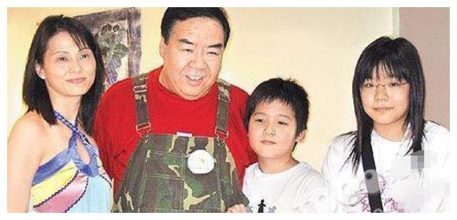 郑则仕|71岁郑则仕带妻子参加婚礼，脸色红润状态好，妻子身材苗条