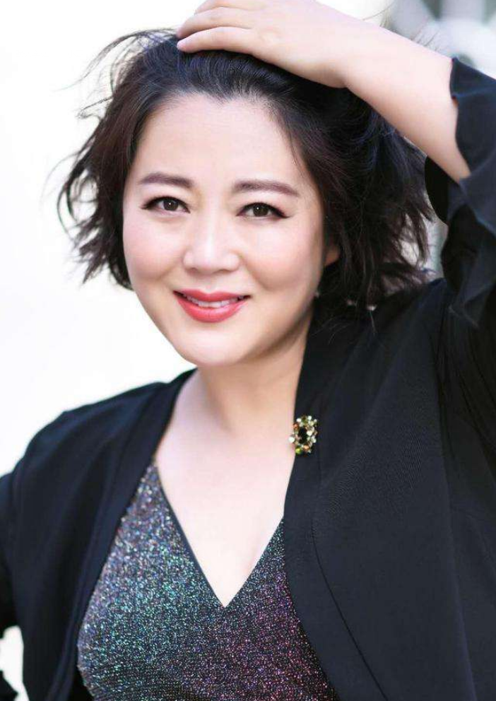 王茜华|王茜华：为拍戏流产、打美容针，41岁二婚嫁导演，43岁做高龄产妇