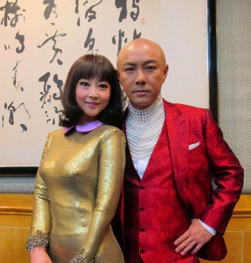 张卫健|张卫健46岁老婆的素颜如此真实，没细腰但紧实，比骨感身材好看