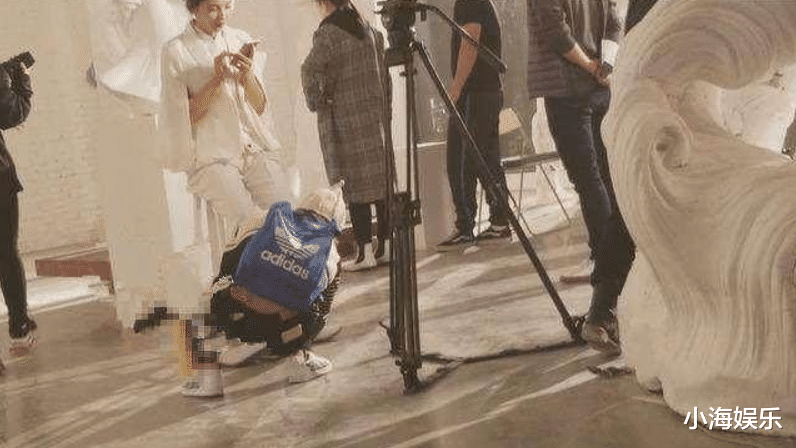 李小璐|李小璐现身酒吧拍广告,留大波浪穿短裙秀美腿,助理蹲地帮忙穿鞋