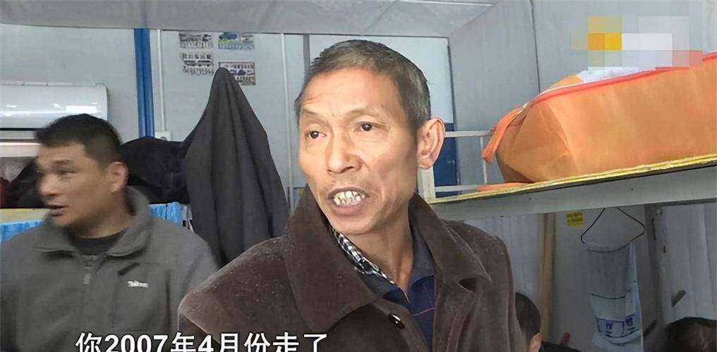 湖南男子王新宇,某天晚上和工友一起去吃饭,席间竟意外看到自己失踪14年的妻子李文秀