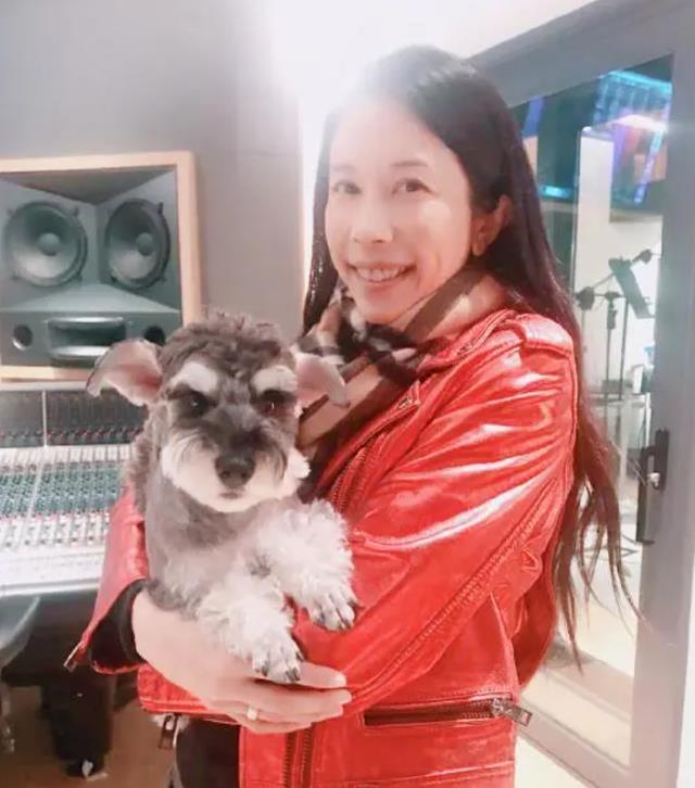 参观莫文蔚现实的家,客厅设计像个大鸟笼,装修也太潮了