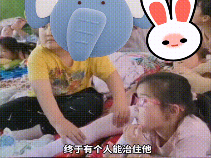 幼儿园男生给女同学按摩,动作娴熟逗乐网友:模仿到了爸爸的精髓