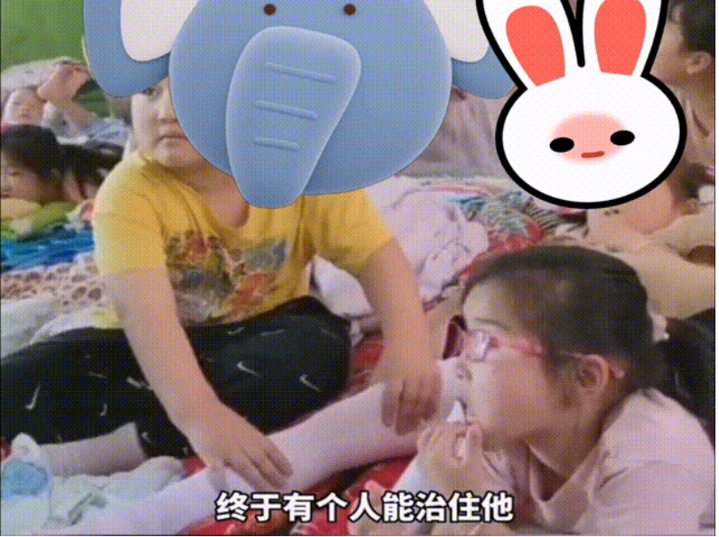 幼儿园男生给女同学按摩，动作娴熟逗乐网友：模仿到了爸爸的精髓