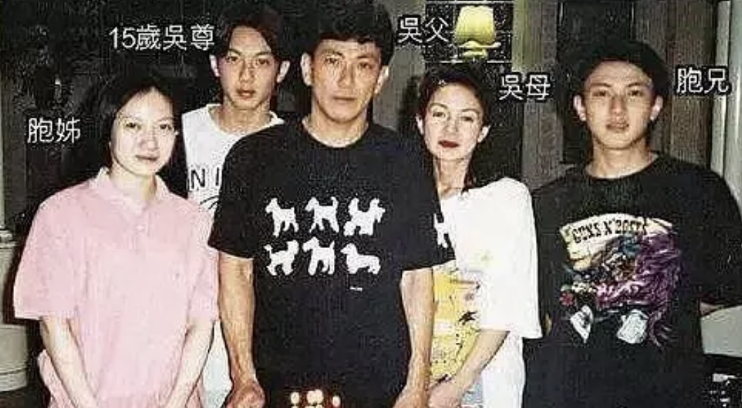 吴尊|吴尊纪念妈妈去世20周年，晒母亲怀自己的孕照，妈妈年轻时颜值高