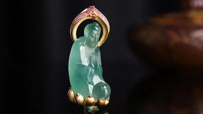 葫芦|翡翠表面的蜡层需要清理吗？翡翠上蜡和浸蜡有什么区别？