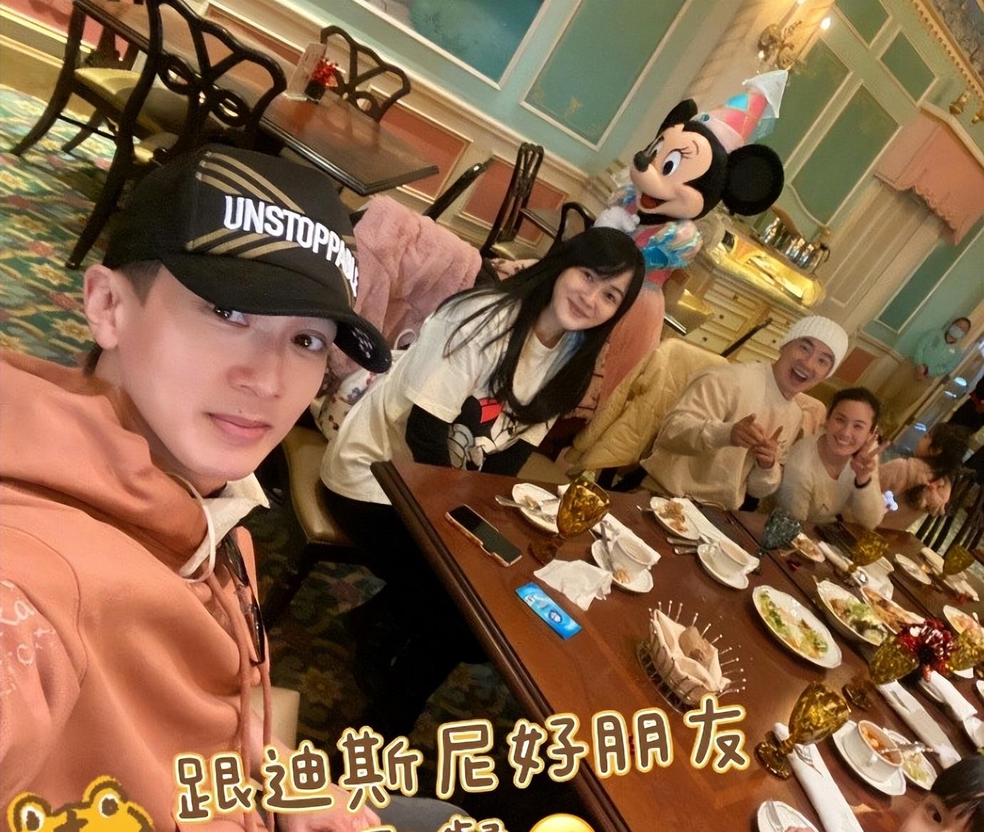 吴尊|网友偶遇吴尊一家做核酸检测，态度非常温和，亲切与防疫人员合影