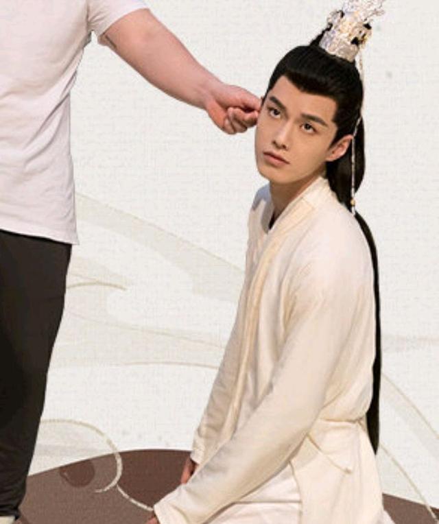 与凤行|《与凤行》的男配：墨方一身黑不像将军，拂容君清贵有余独缺灵气