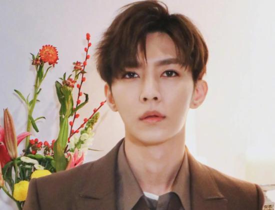 炎亚纶|炎亚纶称退群聊不觉可惜后,被小s邀参加节目,网友:真当碟菜了