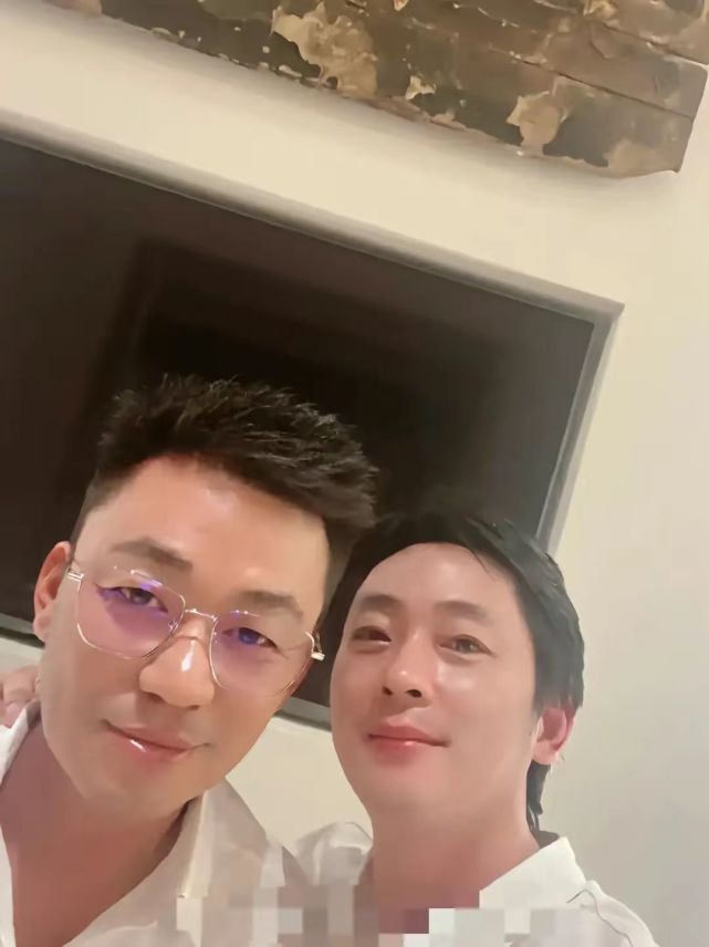王宝强越来越打扮了，穿白衬衫留“飞机头”儒雅绅士，戴眼镜神似汪小菲