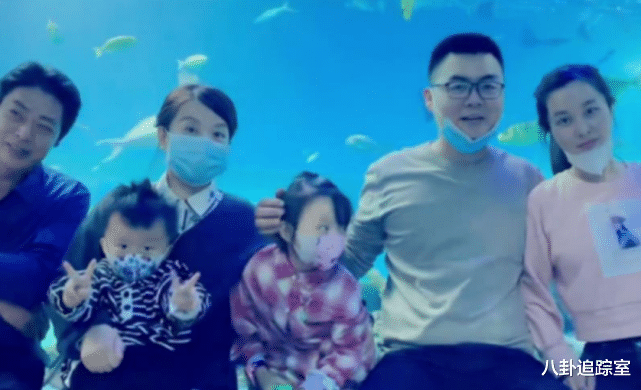 街拍|“房产大战”接近尾声?熊磊穿旗袍直播心情好,评论区支持声一片