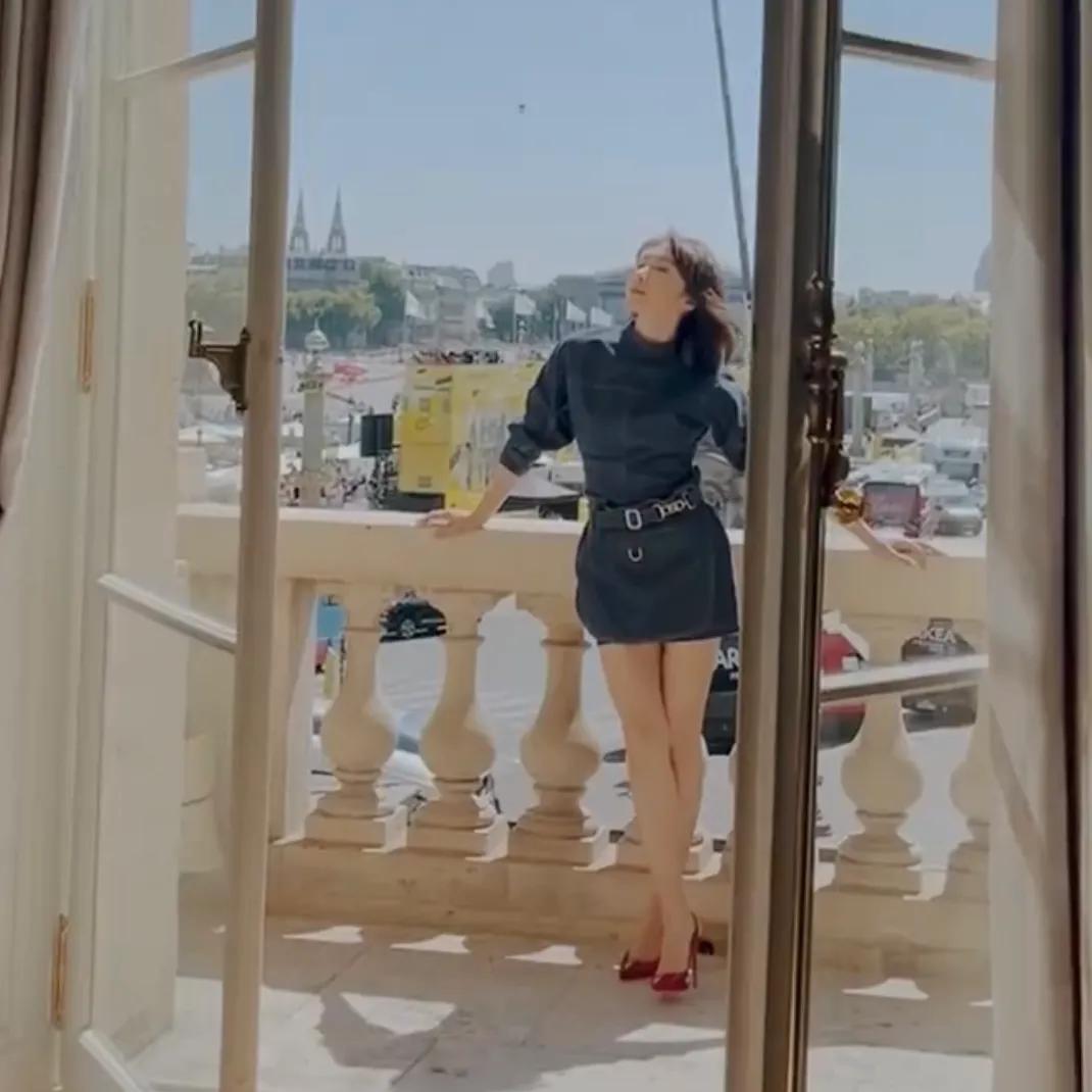 陈冲|50岁黎姿久违秀美腿,穿短裙踩红色高跟鞋,又美又飒女神范依然