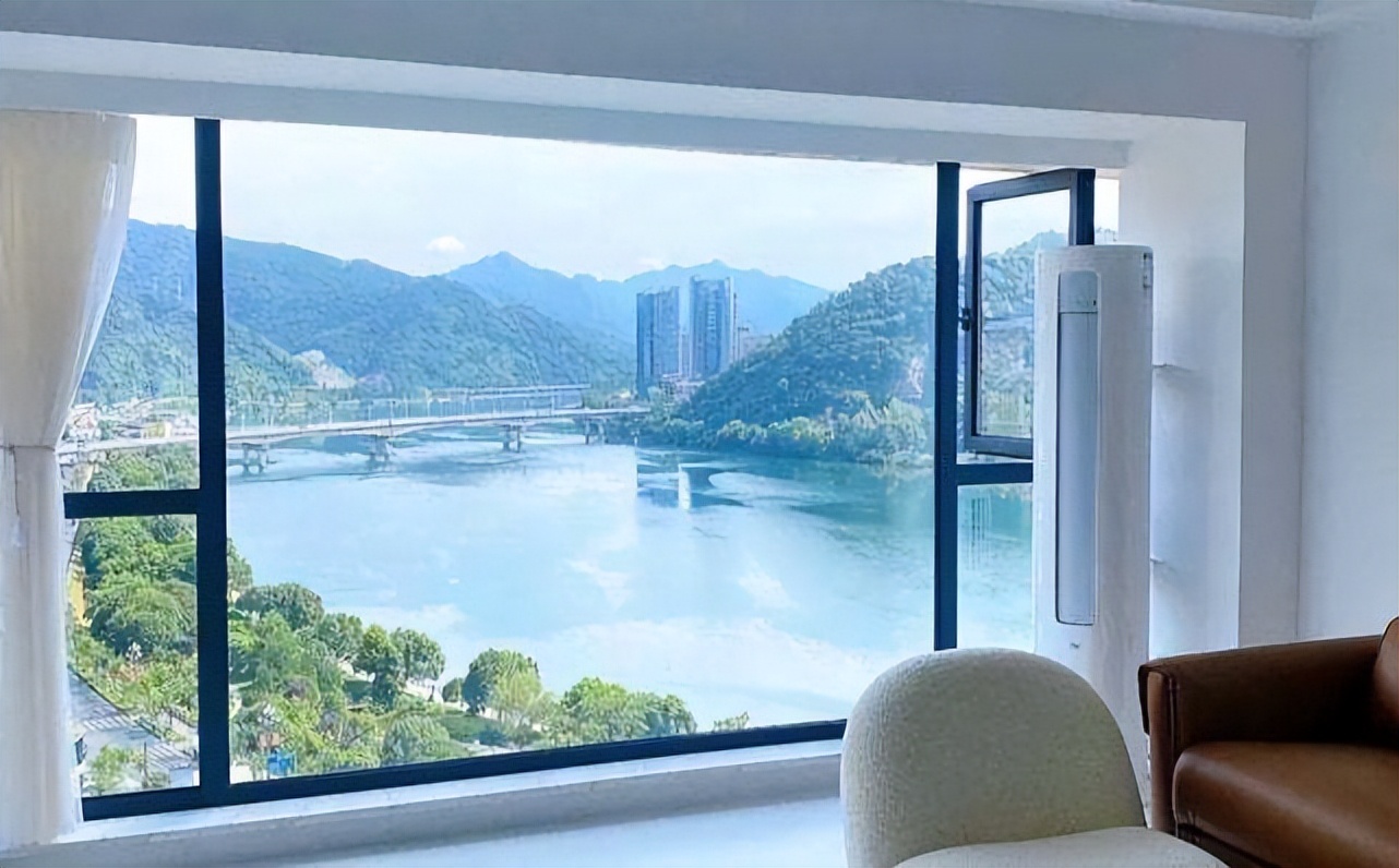 为什么年轻人不愿意封阳台,落地窗真的好吗?听听装修师傅怎么说