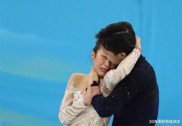 韩聪|赵宏博入戏太逗！戴着韩聪金牌合影完忘摘，隋文静感恩把花送申雪