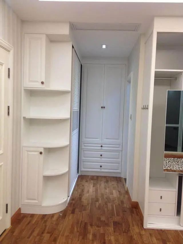 朋友新家装好，家具还没搬就很漂亮，头一次见餐厅隔断这么做的