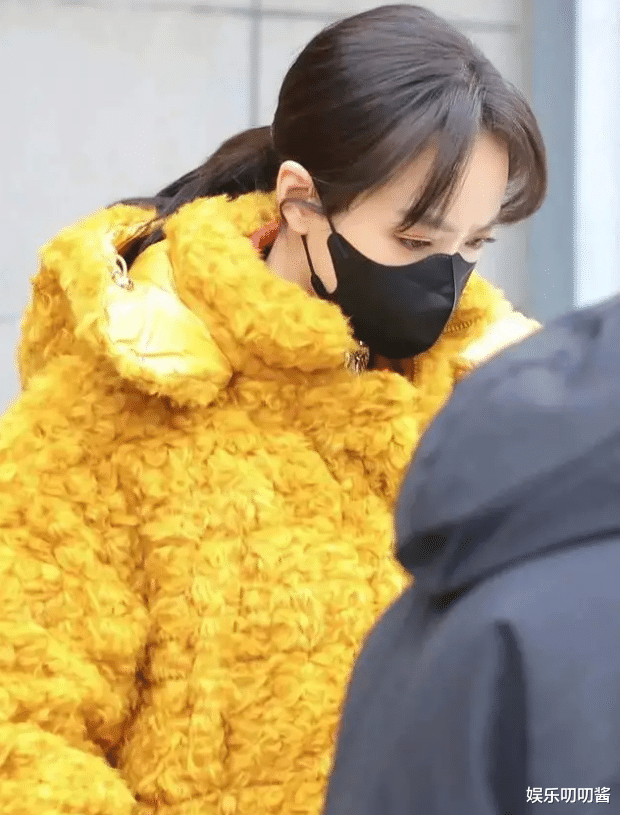 春晚|宋茜春晚彩排穿成“炸鸡”,赵丽颖绿围巾卖断货,最另类是朱一龙