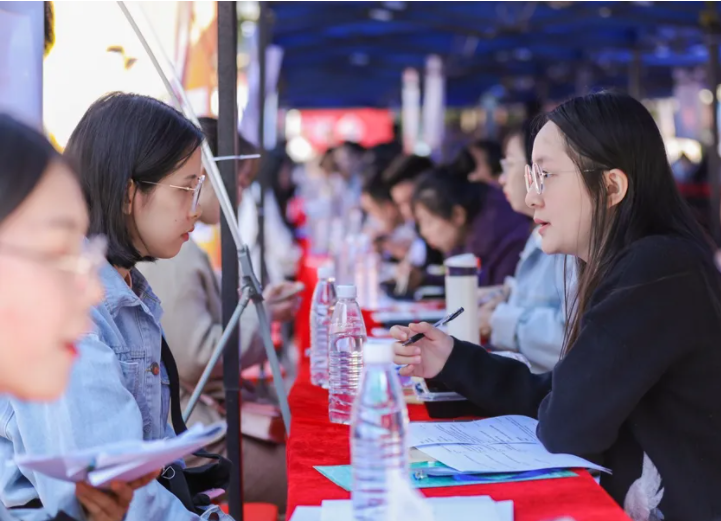 大学生|“公司让我们扫厕所”，毕业生离职理由引热议，老板的回复更精彩