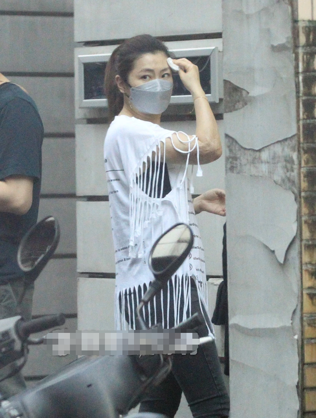 Selina|任家萱与男友疑好事将近!无名指婚戒抢眼,小7岁男友带其见亲友