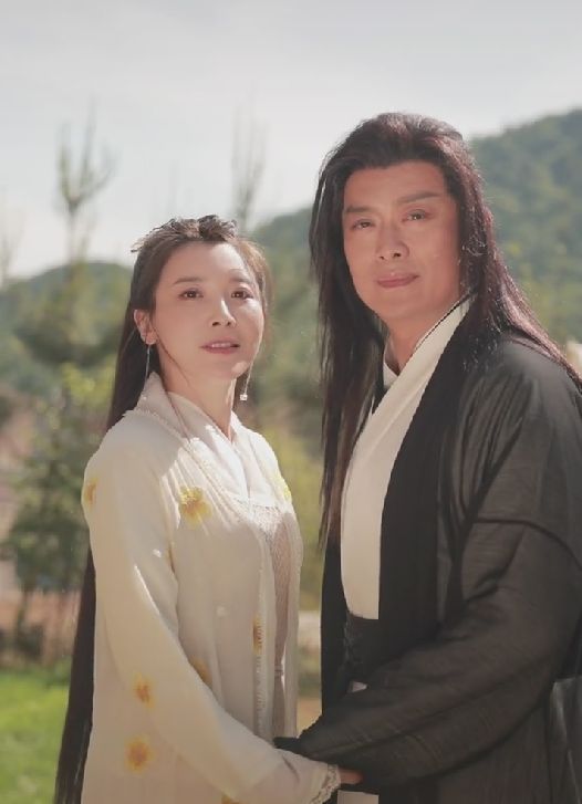 黄海冰|黄海冰张棪琰合体重现古装造型，挽手贴头太亲密，网友认为不合适