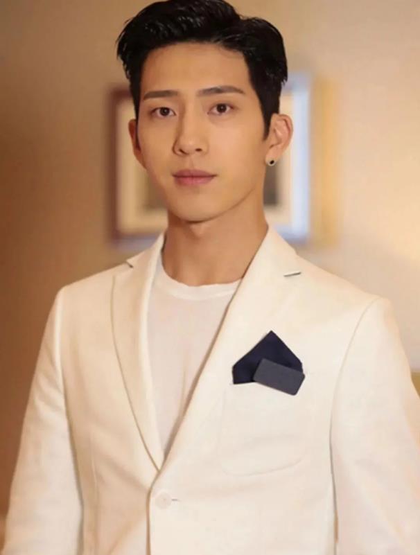 井柏然|井柏然出生被丢弃,奶奶把他养大,成名后父母跑来让他给钱买房