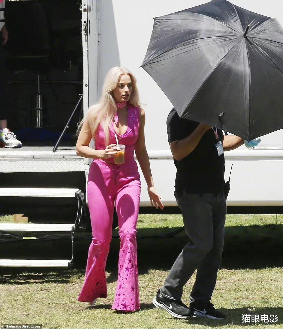 粉色|小丑女新片演芭比娃娃，亮粉色喇叭裤身材火辣，网友：丰腴版芭比