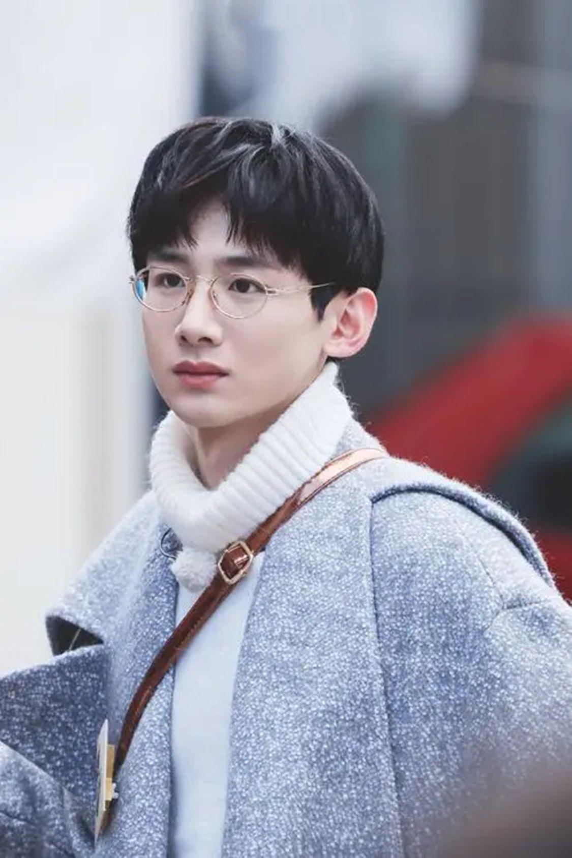 宋轶|白敬亭为什么会看上宋轶这个大龄剩女？关键是她背后的资源