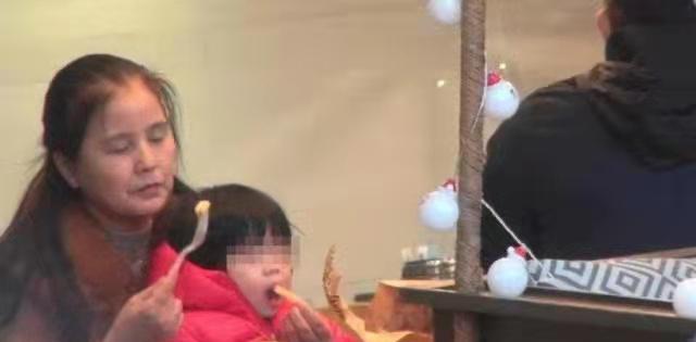 穿衣搭配|郭富城一家外出！小4岁丈母娘怀抱外孙女，方媛粉色穿搭成五五分