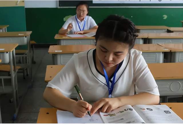 云南|云南一对夫妻因“考编百余次”火了,妻子挺着肚子,报考特岗教师