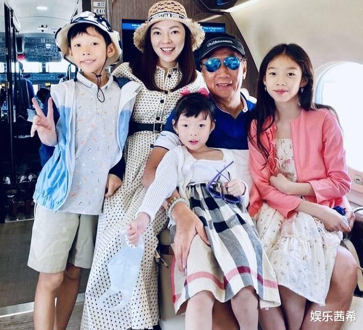 曾馨莹|富士康老板带小24岁娇妻出席活动，71岁不服老，家有五娃渴望生四胎