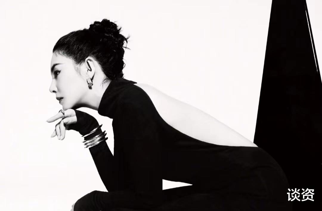 张雨绮|35岁张雨绮登杂志开年刊,裹身长裙皮草外套气势满满,腰背线条玩视觉欺骗