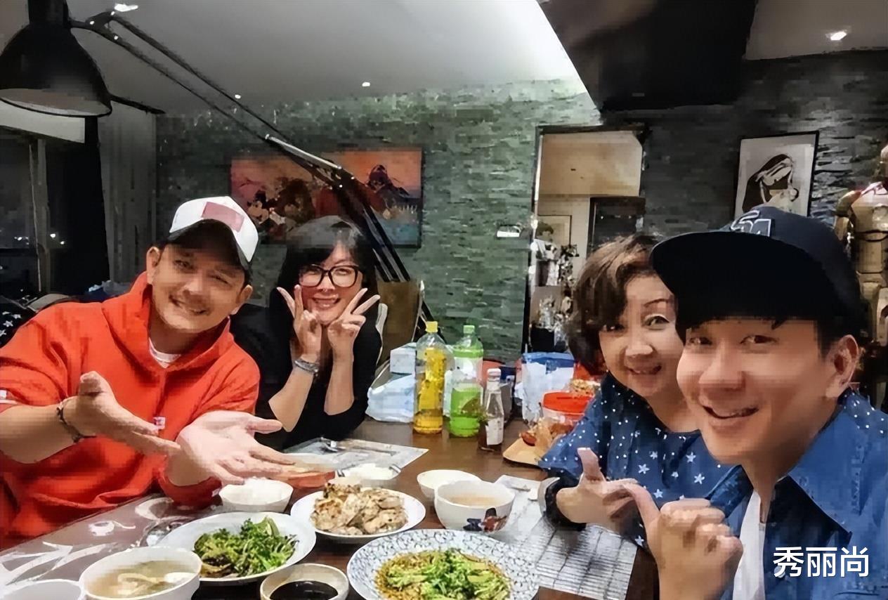 看似“平平无奇”，实则家世显赫！这12位明星的父母富得流油