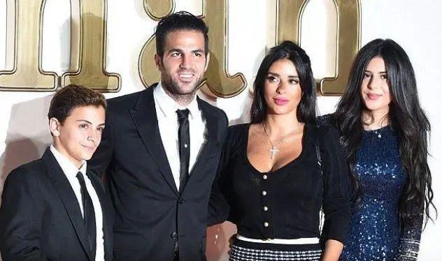 35岁小法带继女看演唱会，23岁身材傲人，比妈妈还漂亮