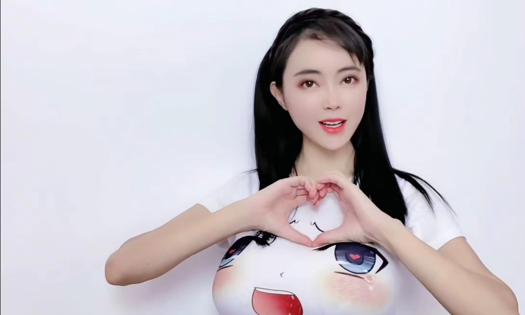 女孩|演员潘春春中秋祝福惹争议,胸部图案表情奇怪,夸张身材令人瞩目