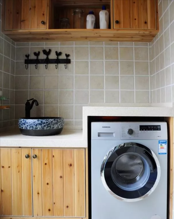 阳台别买洗衣柜,学着这样打一个,不仅实用,颜值还提高一倍