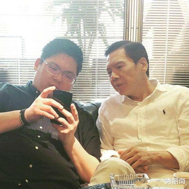 李小龙|向佑:我爸是向华强,我哥是向佐,我在没有父爱的环境下带泪成长