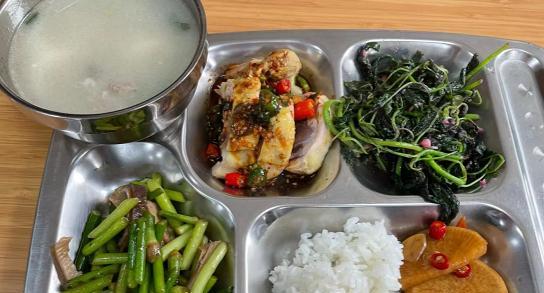 南京女子晒私企和国企食堂,同样是午餐,网友:伤害还是有的