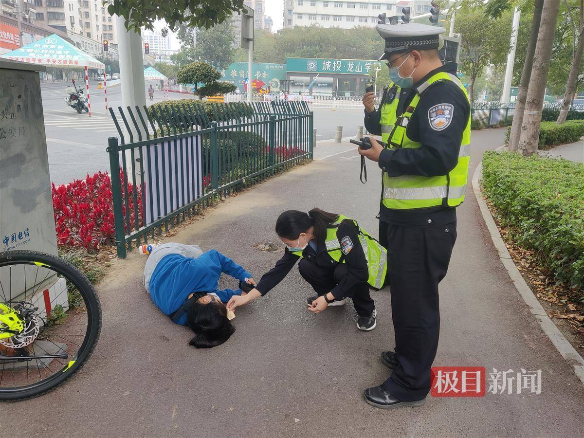 女孩骑车摔倒受伤,告诉救助民警,“等我先拍照发个抖音”!