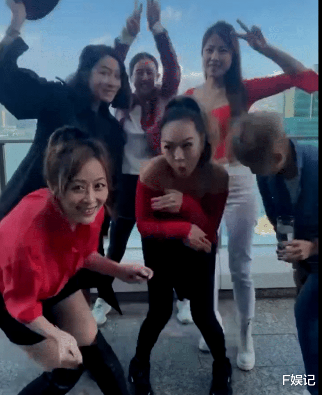 佘诗曼|佘诗曼与汤盈盈梁靖琪等闺蜜相聚吃饭 6人开心不停搞怪自拍