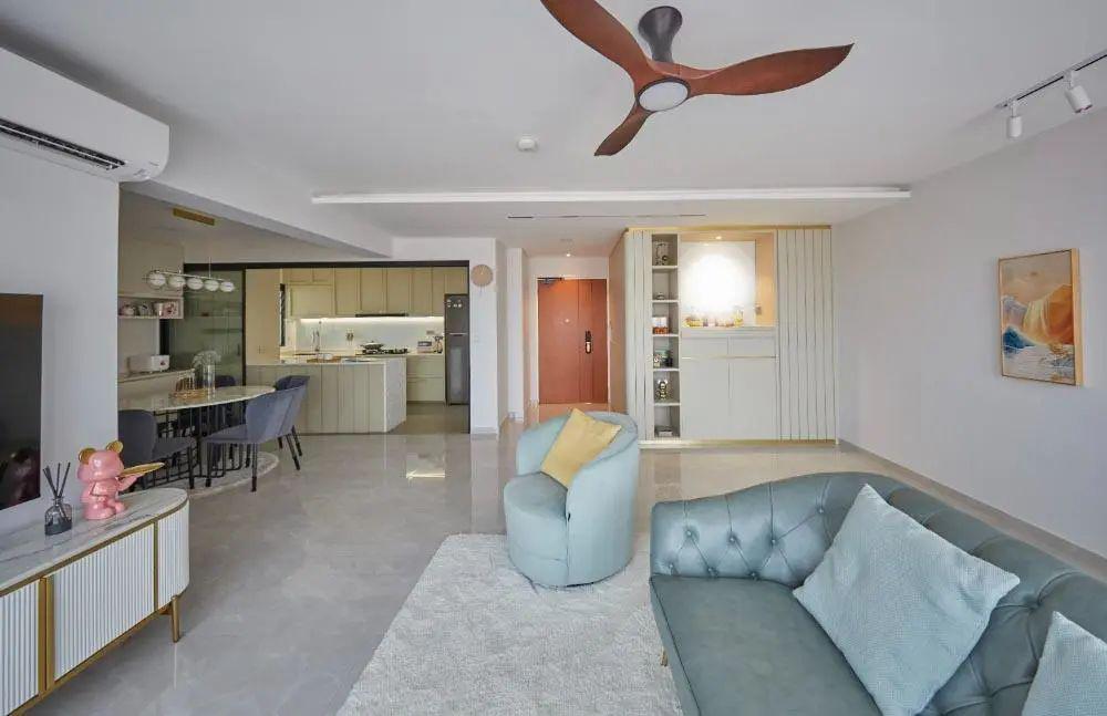 110㎡房子，入户就有个储物间，沙发不靠墙，后方刚好办公喝茶